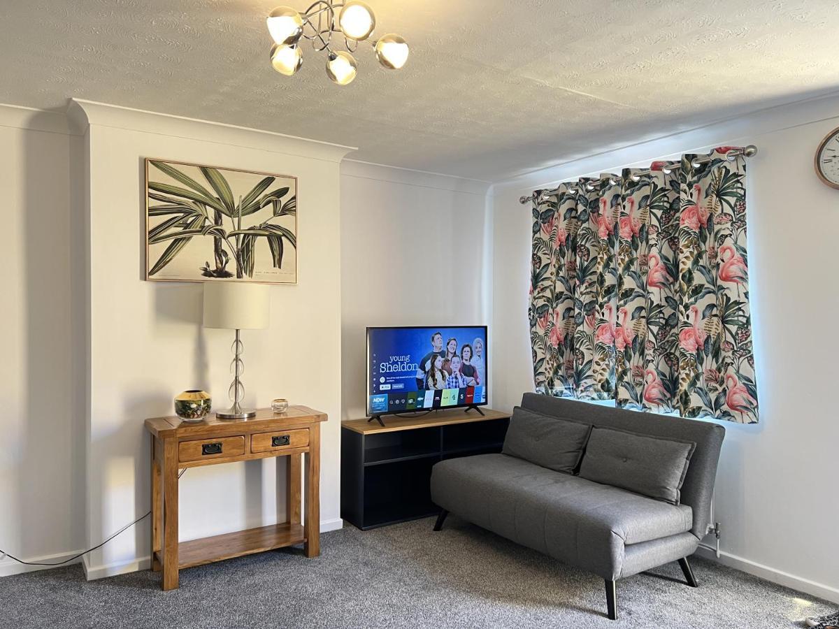 Modern 2 Bed Townhouse Just Outside Walls With Free Private Parking Holiday home *