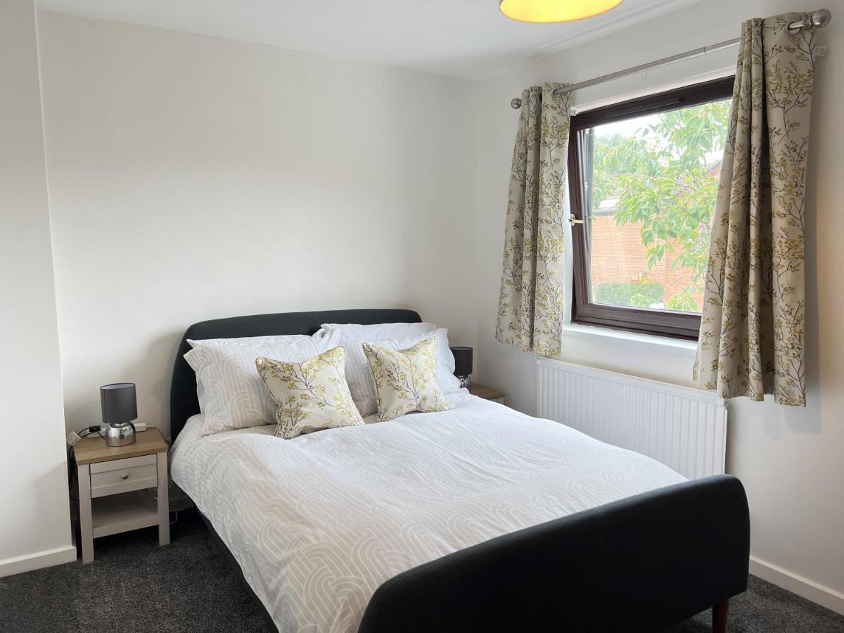 Modern 2 Bed Townhouse Just Outside Walls With Free Private Parking * York