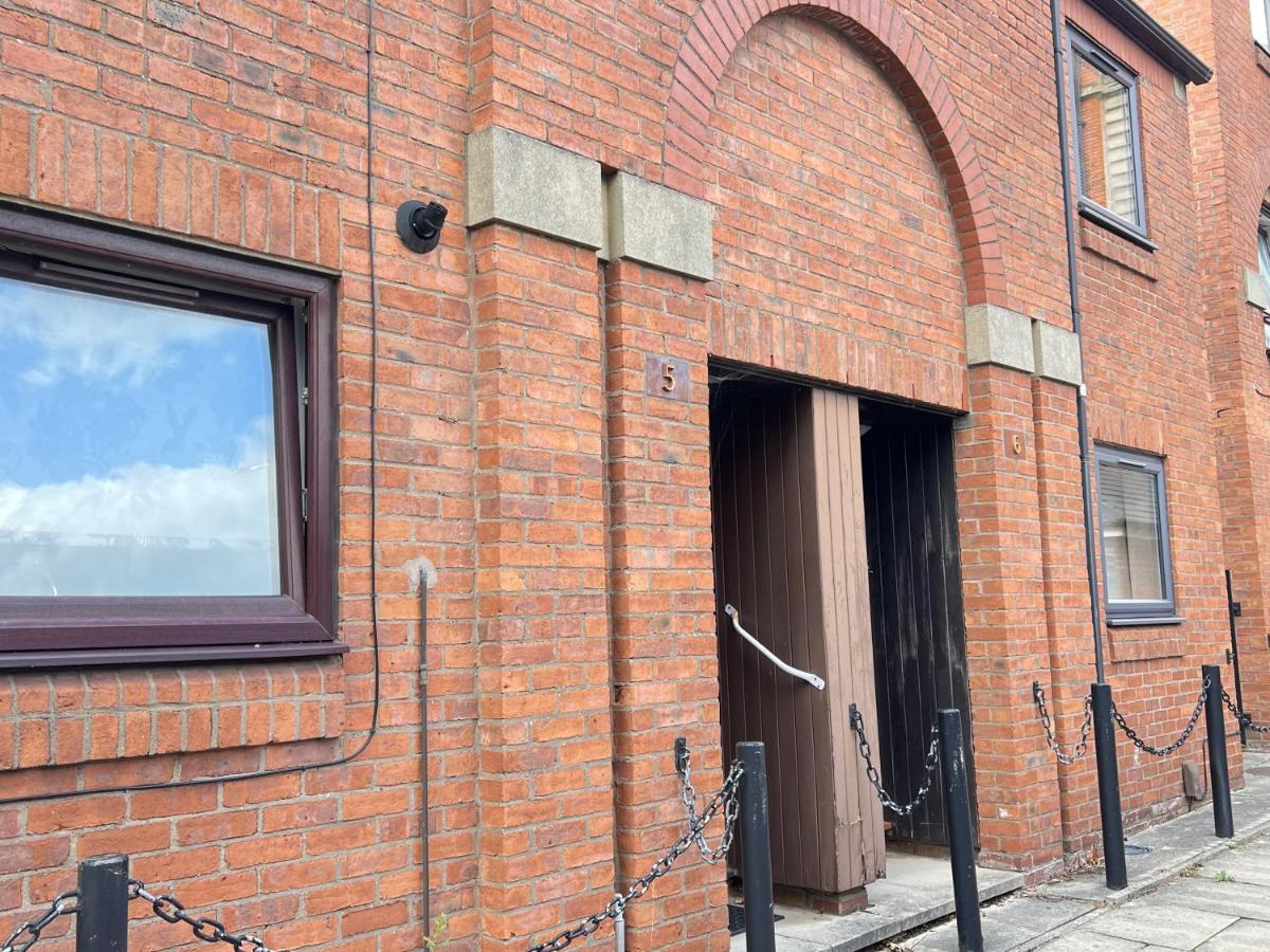 Modern 2 Bed Townhouse Just Outside Walls With Free Private Parking