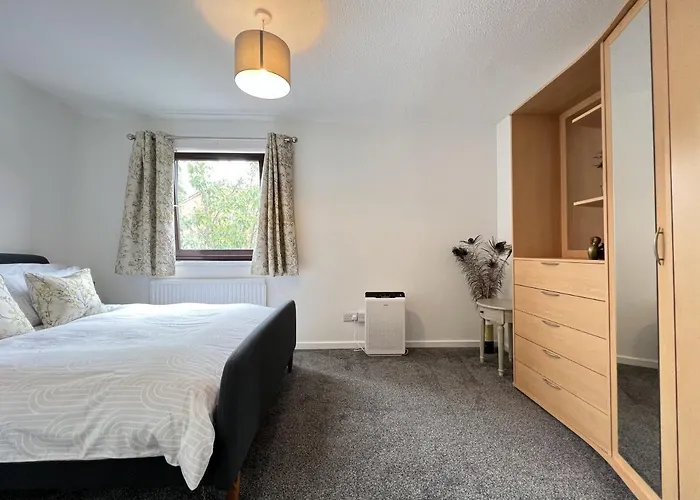 Modern 2 Bed Townhouse Just Outside City Walls With Free Private Parking