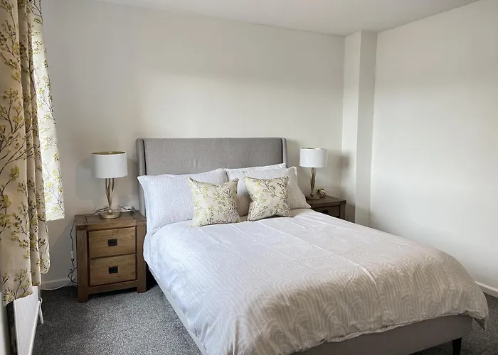 Modern 2 Bed Townhouse Just Outside City Walls With Free Private Parking