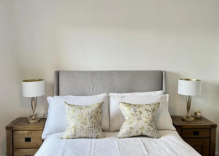 Modern 2 Bed Townhouse Just Outside City Walls With Free Private Parking