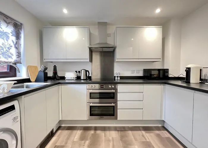 Modern 2 Bed Townhouse Just Outside City Walls With Free Private Parking