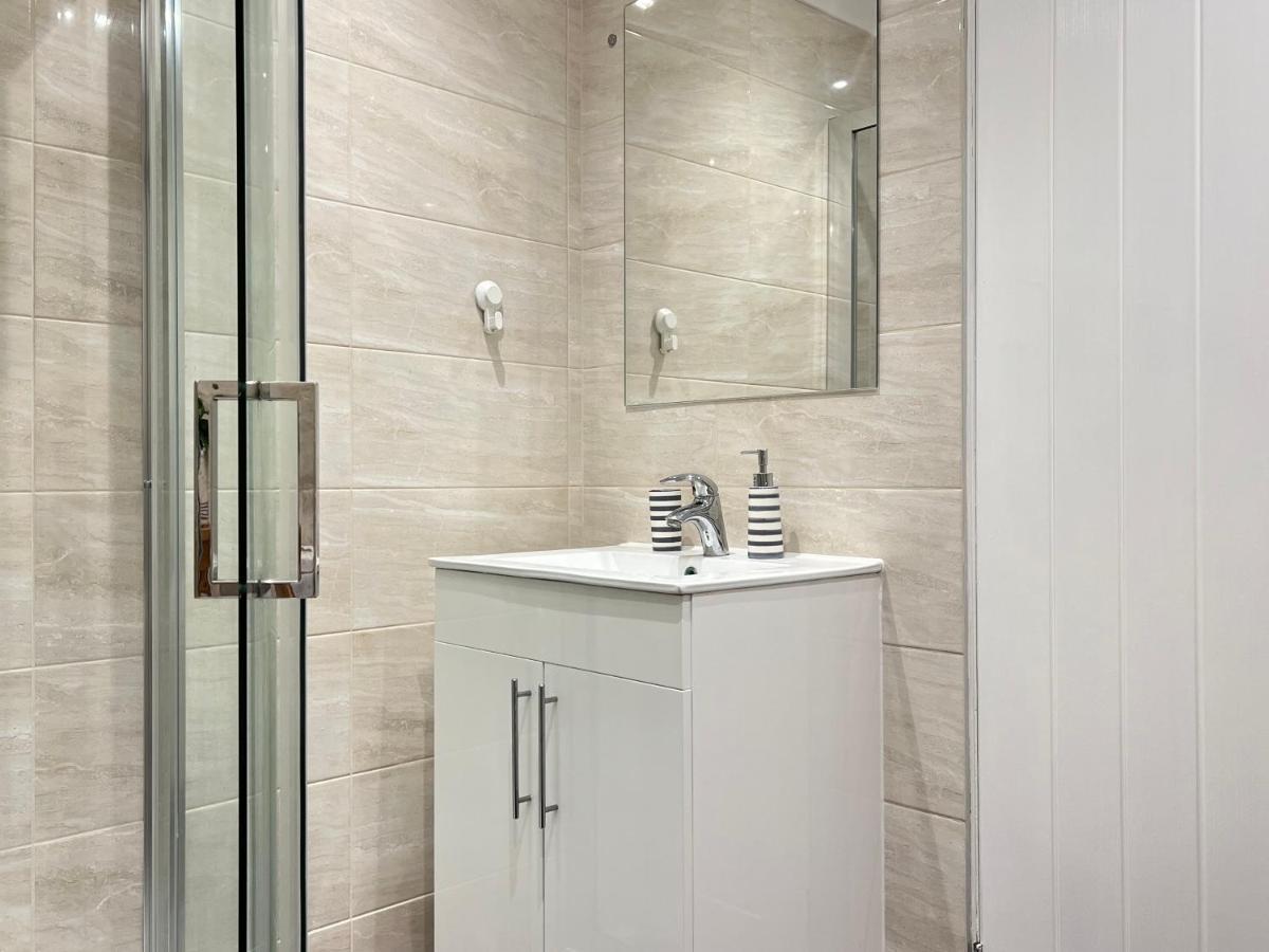 Holiday home Modern 2 Bed Townhouse Just Outside Walls With Free Private Parking *
