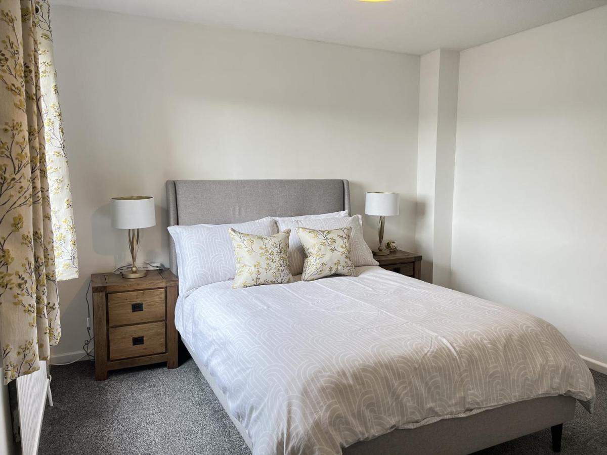 Modern 2 Bed Townhouse Just Outside Walls With Free Private Parking *