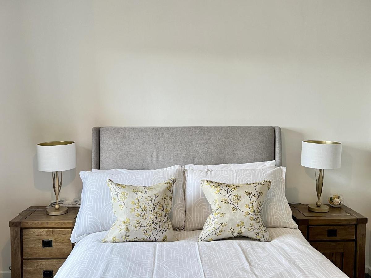 Modern 2 Bed Townhouse Just Outside Walls With Free Private Parking