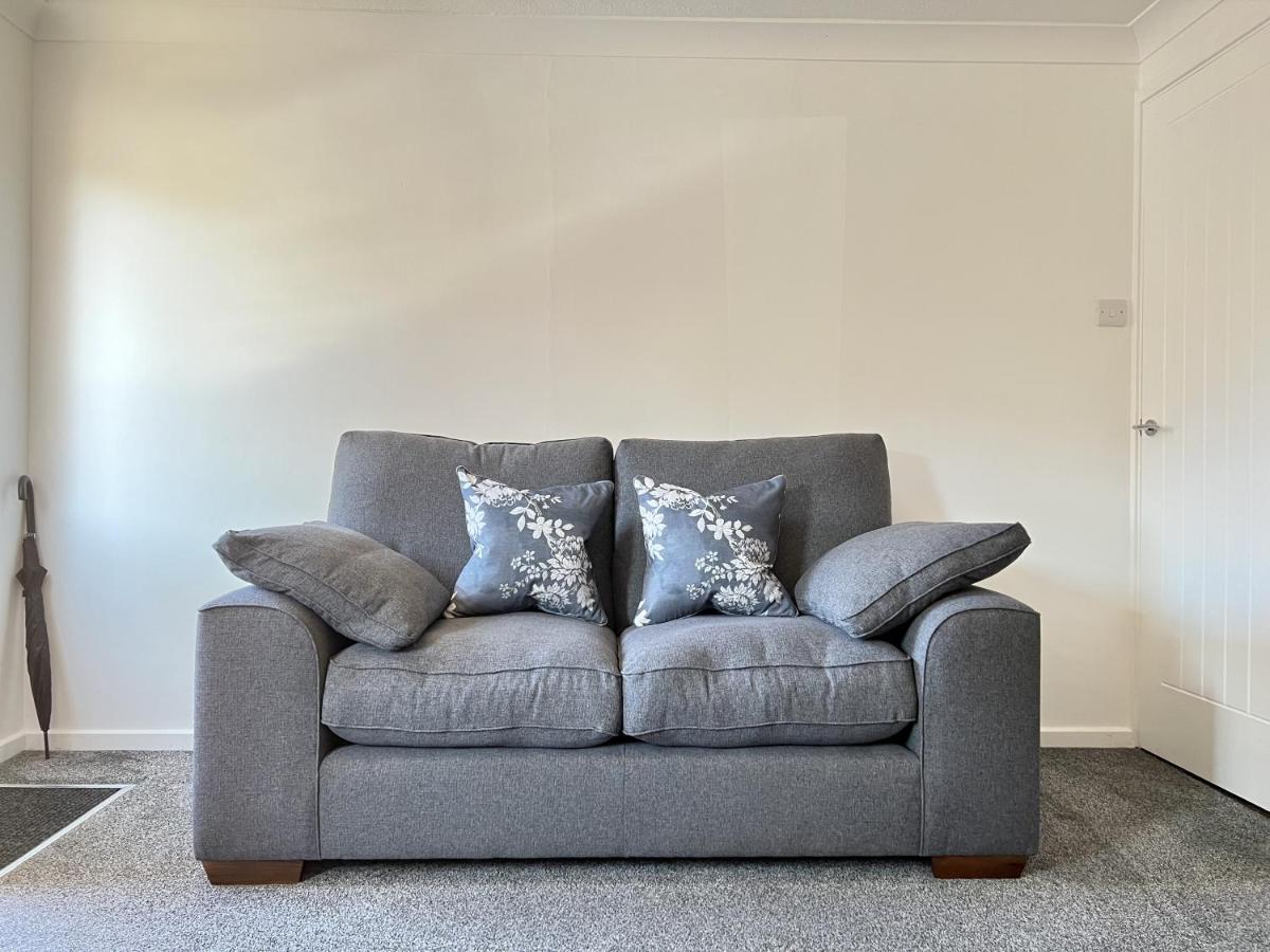 Modern 2 Bed Townhouse Just Outside Walls With Free Private Parking
