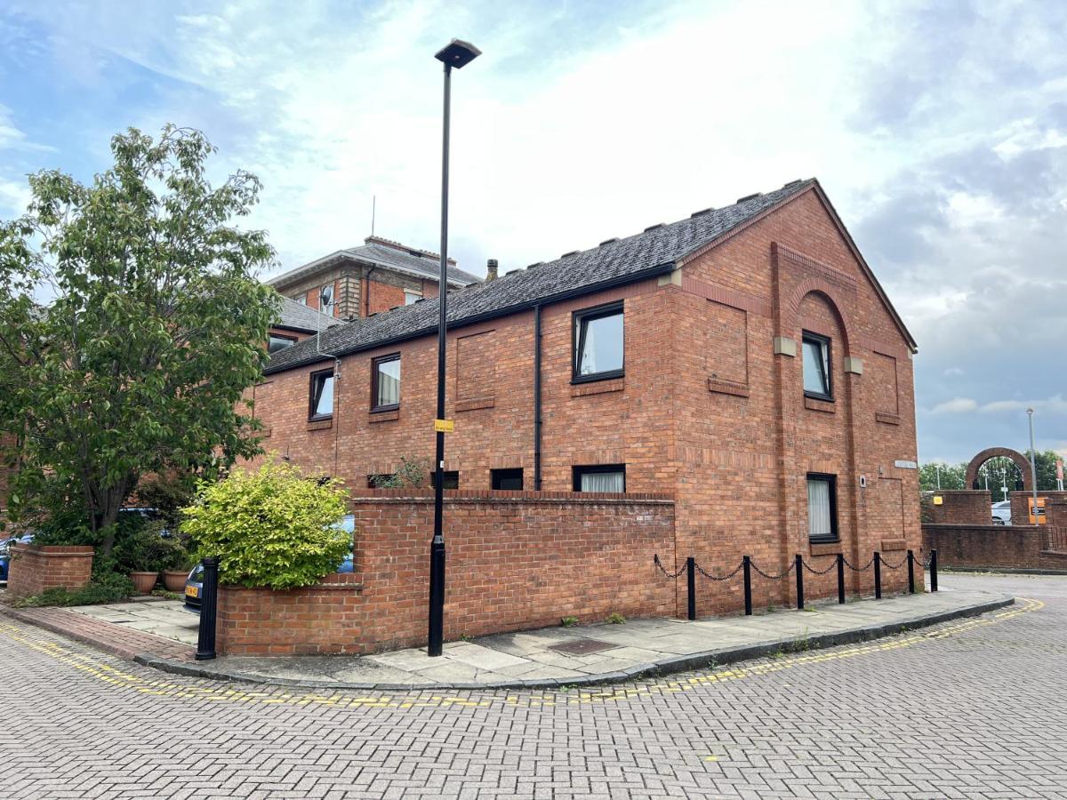 Modern 2 Bed Townhouse Just Outside Walls With Free Private Parking * York