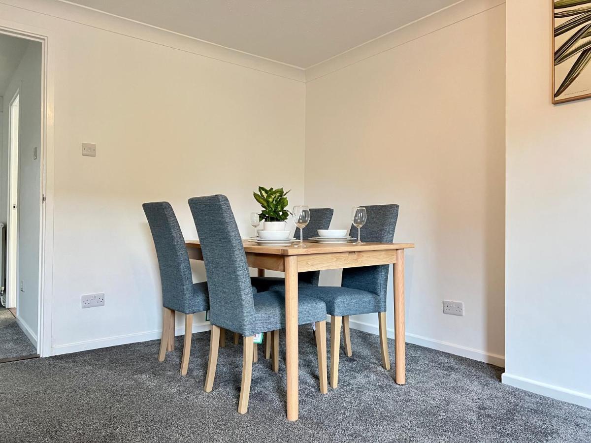 Modern 2 Bed Townhouse Just Outside Walls With Free Private Parking