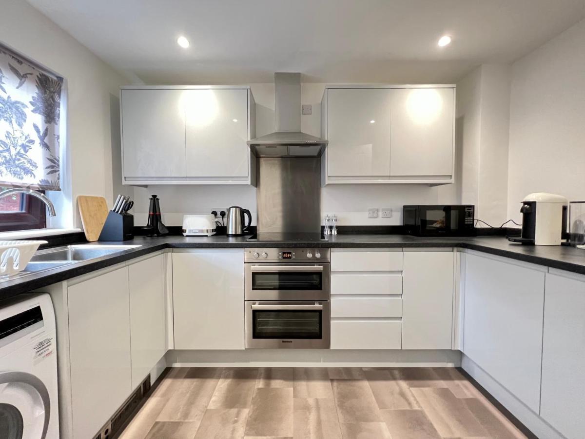 Modern 2 Bed Townhouse Just Outside Walls With Free Private Parking *