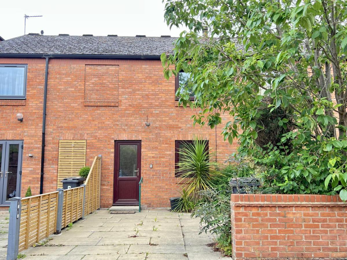 Modern 2 Bed Townhouse Just Outside Walls With Free Private Parking